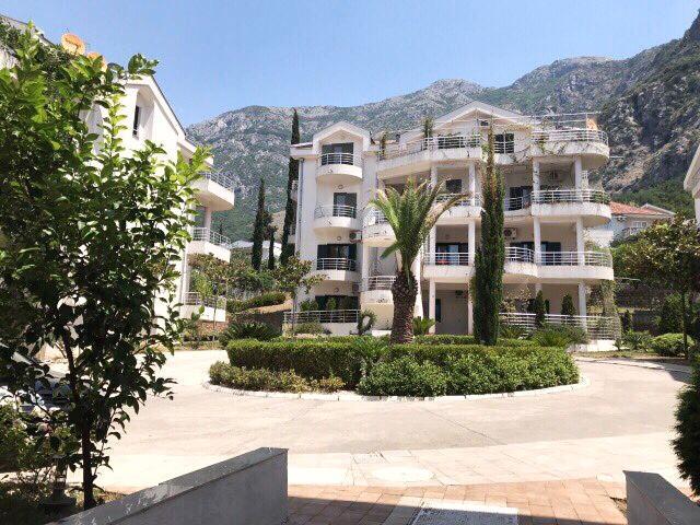 Roman Garden Apartment Risan Exterior photo