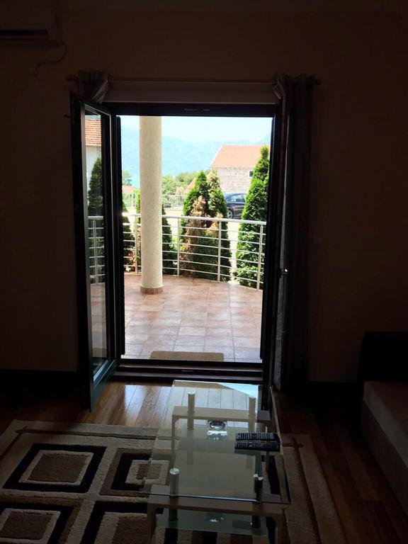 Roman Garden Apartment Risan Exterior photo